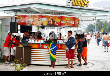 Bar de plage sur la promenade de la plage de Copacabana, Rio de Janeiro, Brésil. Banque D'Images