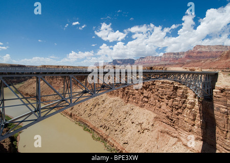 Navajo pont traversant la rivière Colorado à travers le canyon en Arizona Banque D'Images