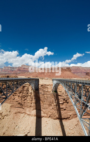 Navajo pont traversant la rivière Colorado à travers le canyon en Arizona Banque D'Images