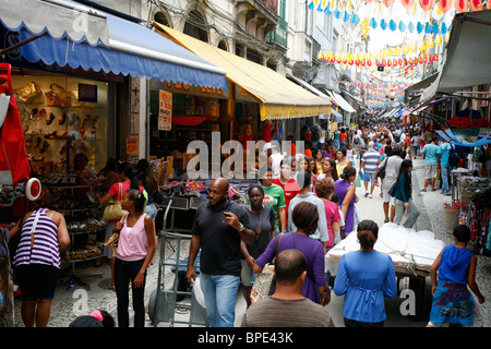 Scène de rue à la zone bazar au Saara Centro, le centre-ville de Rio. Rio de Janeiro, Brésil. Banque D'Images