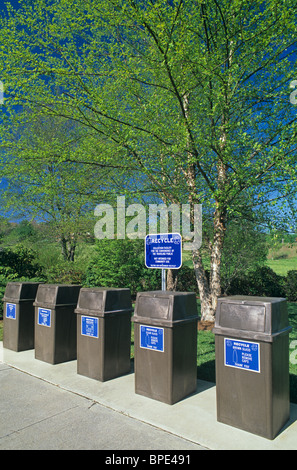 Bacs de recyclage, le long du parc en bordure sud-est des États-Unis d'Amérique Banque D'Images