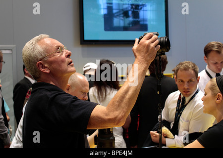 Berlin, l'IFA, l'électronique grand public illimité, visiteur avec un appareil photo numérique, Fiche détaillée Nouveautés Nikon. EU/DE/DEU/Allemagne/ capitale Berlin Banque D'Images