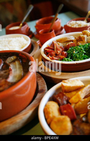 La Feijoada, plat traditionnel brésilien au restaurant Bolinha, Sao Paulo, Brésil. Banque D'Images