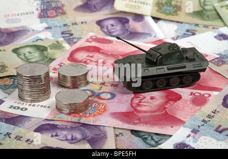 L'argent chinois et un modèle tank Banque D'Images