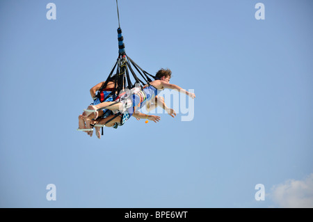 Sky coaster swing sur le parc aquatique Hurricane Harbor , Six Flags Over Texas amusement park, Arlington, TX, États-Unis d'Amérique Banque D'Images