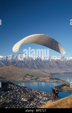 Parapente décoller de la Skyline, Queenstown, île du Sud, Nouvelle-Zélande Banque D'Images