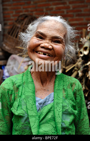 Happy smiling elderly lady at home local à Java en Indonésie Banque D'Images