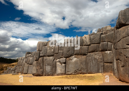 D'énormes murs en pierre, à les ruines Incas de Sacsayhuaman, près de Cusco, Pérou. Banque D'Images