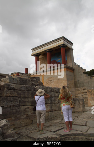 Partie de Arthur Evans de la reconstruction du palais Minoen, Bull fresque, Palais de Knossos, Iraklio, Crète, Grèce Banque D'Images