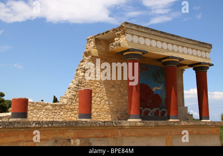 Un bastion à l'Entrée Nord, a noté pour la fresque de Bull au-dessus, Palais de Knossos, Iraklio, Crète, Grèce Banque D'Images