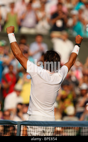 L'arrière de Rafael Nadal (ESP) étend ses bras en l'air après sa victoire à Wimbledon 2010. Banque D'Images