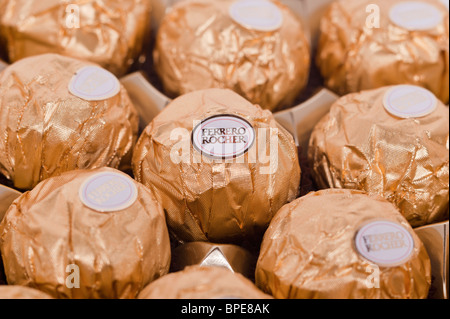 Un gros plan d'une boîte de chocolats Ferrero Rocher Banque D'Images