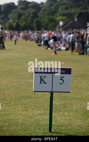 Les gens faisant la queue pour obtenir des billets pour Wimbledon 2010 Banque D'Images