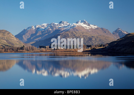 Cecil Peak reflète dans Lake Hayes, île du Sud, Nouvelle-Zélande Banque D'Images