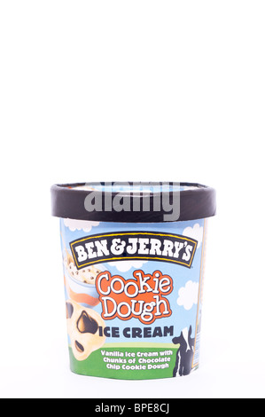 Un gros plan d'une découpe à remous de Ben & Jerry's cookie dough ice cream on a white background Banque D'Images