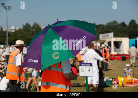 Les gens faisant la queue pour obtenir des billets pour Wimbledon 2010 Banque D'Images