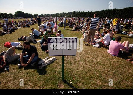 Les gens faisant la queue pour obtenir des billets pour Wimbledon 2010 Banque D'Images