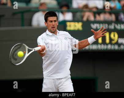 Novak Djokovic la Serbie en action au tournoi de Wimbledon 2010 Banque D'Images