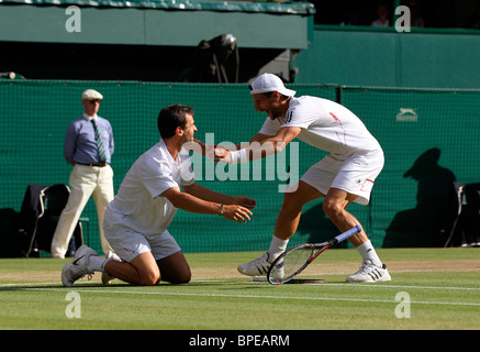 Jürgen Melzer (AUT) avec capuchon et Philipp Petzschner (ALL) sont les champions du double du tournoi de Wimbledon 2010 Banque D'Images