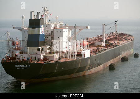 Pétrolier mouillant au large du port de Gibraltar dans la brume du matin Banque D'Images