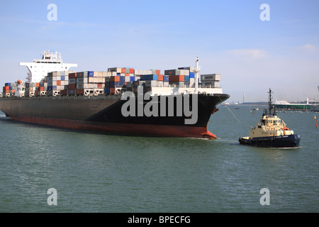 'Maersk Sarnia' conteneurs arrivant Southampton Angleterre Banque D'Images