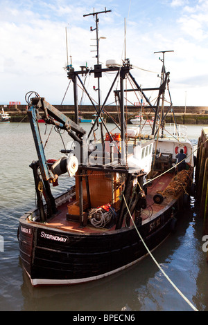 Petit chalutier de pêche aux côtés d'Arbroath harbour Ecosse Banque D'Images