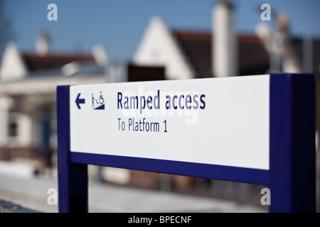 La gare la plus moderne pour les panneaux d'accès accéléré pour les poussettes et pour les personnes handicapées Banque D'Images