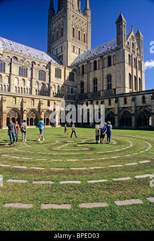 Royaume-uni, Angleterre, Norfolk, cloître de la Cathédrale, pelouse avec des gens qui marchent sur le labyrinthe, le cloître, la tour de passage dans le centre Banque D'Images