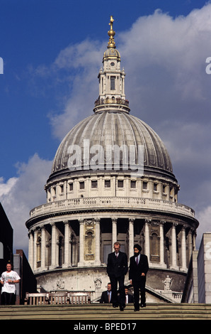 Royaume-uni, Angleterre, Londres, la Cathédrale St Paul, dôme construit 1673-1711, conçu par Christopher Wren ; les gens sur les étapes menant à la rivière. Banque D'Images