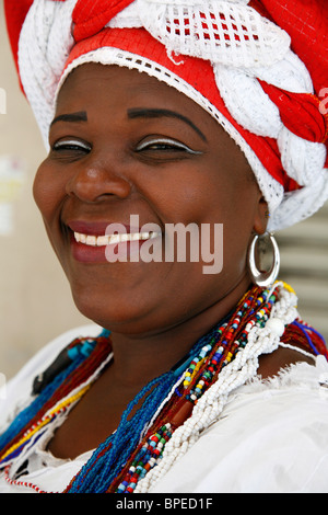 Portrait d'une femme en costume traditionnel de Bahia au quartier Pelourinho, Salvador, Bahia, Brésil. Banque D'Images