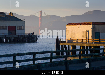 États-unis, Californie, San Francisco, jetées à Fort Mason, pêcheurs, la baie de San Francisco, Golden Gate Bridge, les promontoires de Marin County Banque D'Images