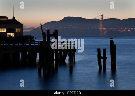 États-unis, Californie, le Golden Gate Bridge, San Francisco Bay, les jetées et les pilotis à Fort Mason, comté de Marin headlands et collines Banque D'Images