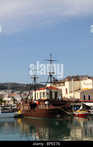 Le bateau pirate pour l'excursion d'une journée, vieux port vénitien, Rethymno, Crète, Grèce Banque D'Images