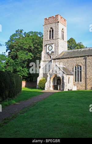 Du Sud et la tour porche de l'église Sainte Marie la Vierge à Saxlingham Nethergate, Norfolk, Angleterre, Royaume-Uni. Banque D'Images