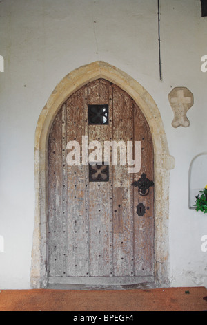 La fin de l'époque médiévale dans le sud de la porte porche de l'église de St Mary the Virgin, Saxlingham Nethergate, Norfolk, Angleterre, Royaume-Uni. Banque D'Images