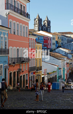 Rues pavées et de l'architecture coloniale Largo de Pelourinho, Salvador, Bahia, Brésil. Banque D'Images