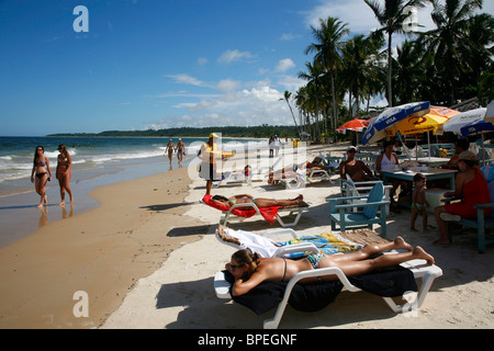 Personnes à Praia dos Coqueiros beach, Trancoso, Bahia, Brésil. Banque D'Images