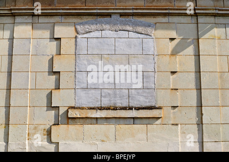 Récemment bloqué dans la fenêtre d'un mur construit en pierre - maison de ville sud-Touraine, France. Banque D'Images