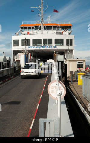 Ferry Wightlink désactiver chargement à Yarmouth, à l'île de Wight Banque D'Images