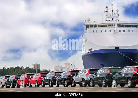 Véhicules de l'usine d'assemblage de Volvo Cars en attente de chargement sur le roll-on / roll-off / navire roro au port de Gand, Belgique Banque D'Images