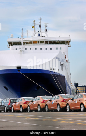 Véhicules de l'usine d'assemblage de Volvo Cars en attente de chargement sur le roll-on / roll-off / navire roro au port de Gand, Belgique Banque D'Images