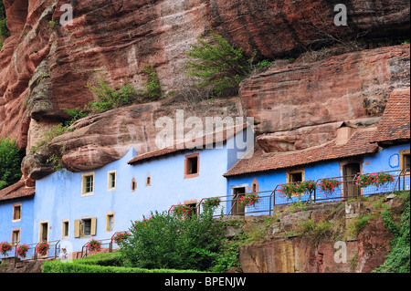 Les maisons troglodytes de bleu dans rock face à la Petite-pierre, Vosges, Alsace, France Banque D'Images