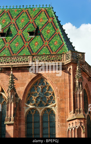 Toit coloré de l'église Saint-Georges / Église Saint-Georges à Sélestat, Alsace, France Banque D'Images