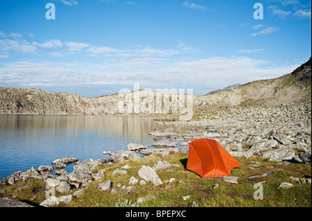 Camp tente de randonnée sur les rives du lac sur Blørnbøljønne Besseggen trail, le parc national de Jotunheimen, Norvège Banque D'Images