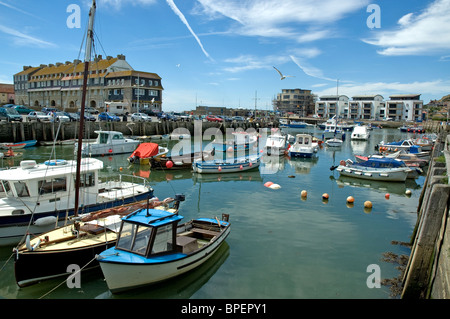 Motor yachts, bateaux de pêche et dans l'ouest de Bay Harbor, Dorset Banque D'Images