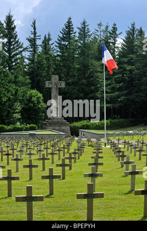 Tombes DE LA PREMIÈRE GUERRE MONDIALE au cimetière militaire français 14-18 près de la Première Guerre mondiale, un champ de bataille Le Linge à Orbey, Alsace, France Banque D'Images