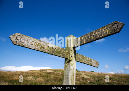 South West Coast Path waymarker sur la côte nord du Devon avec un détournement des eaux intérieures Banque D'Images