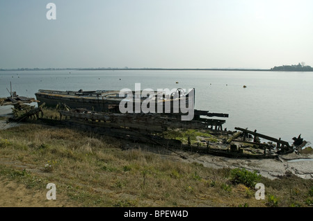 Épave de bateau dans Blackwater Creek près de Heybridge, Essex Banque D'Images