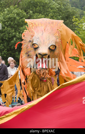 Marionnette géante de lion à Albantide parade, St Albans, Royaume-Uni 2010 Banque D'Images