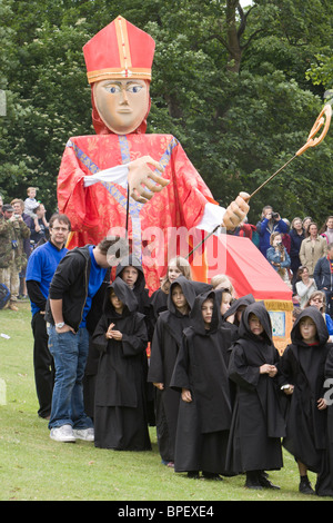 Marionnettes géantes de l'évêque de St Albans avec de jeunes enfants en costumes moine, Albantide parade, St Albans, Royaume-Uni 2010 Banque D'Images